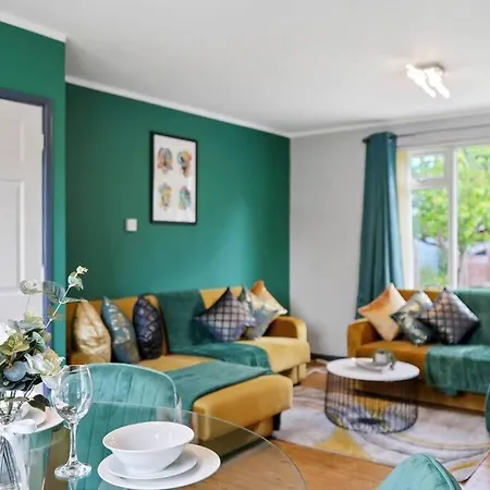 Σπίτι διακοπών 3br Modern Spacious House W/garden In